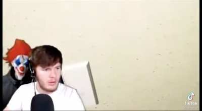 Guy scares his brother while he&rsquo;s streaming a horror game