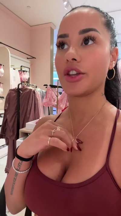 The &ldquo;girls&rdquo; official measurements (32DD) - Tik Toc 