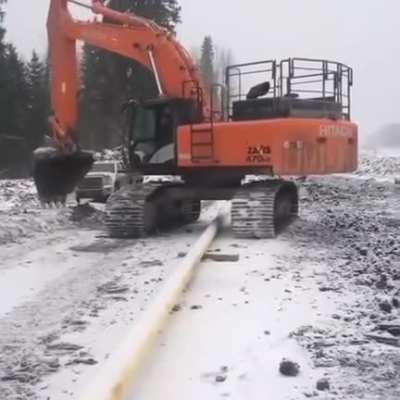 The way this Excavator hopping over a pipe