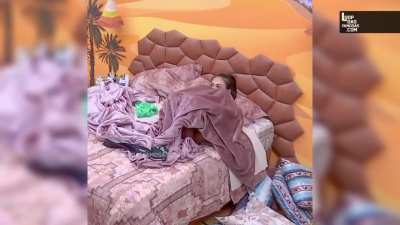 Larissa mostrando a ppk