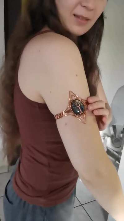 I crafted this armband with copper wire and a labradorite gemstone.