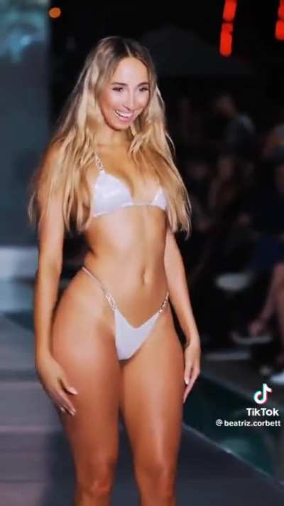Those hips &eth;