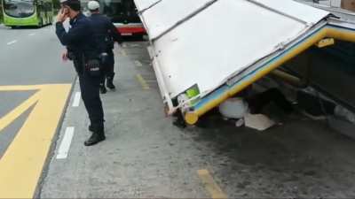SMB5888H crash into taxi shelter, appears there’s injuries due to shelter collapse....