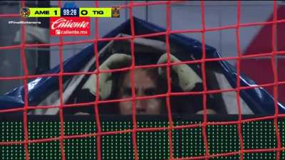 LigaMX Final between Tigres and America. Tigres keeper Nahuel Guzman gets sent off, he then proceeds to sneak under a carpet in order to not leave the pitch