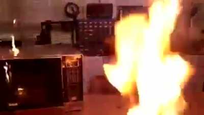 Plastic dosent heat up in the microwave right????