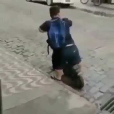 vai cair no bueiro