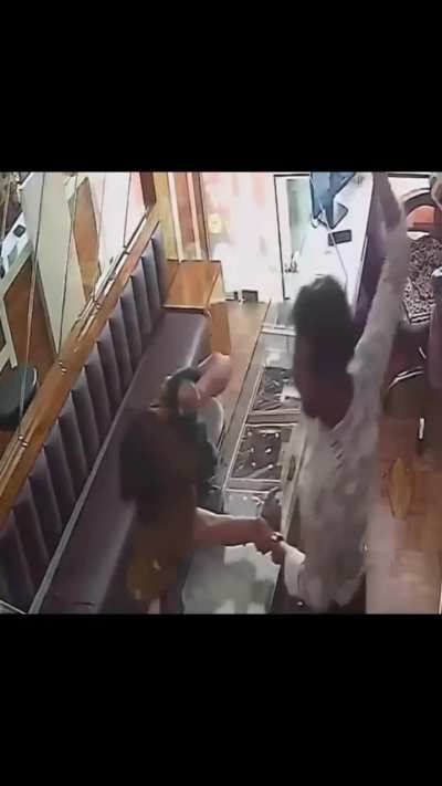 [LFO] Female thief instantly regrets throwing chilli powder at the jeweller