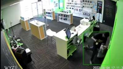 &ldquo; &ldquo; Man Brutally Assaults Woman while at work During Phone Theft