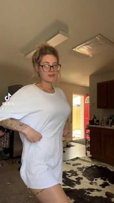 For my next trick, I need a cock that I&rsquo;ll make disappear between my tits ;)