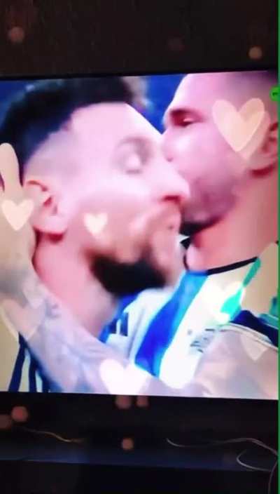 Messi &amp;amp; de Paul thing is real???? 😭