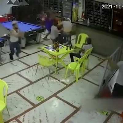 Удаленная сцена из Бумера, друг возле лестницы 💩