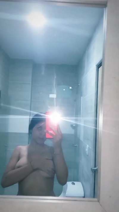 Me encanta manosearme las tetas mientras me miro