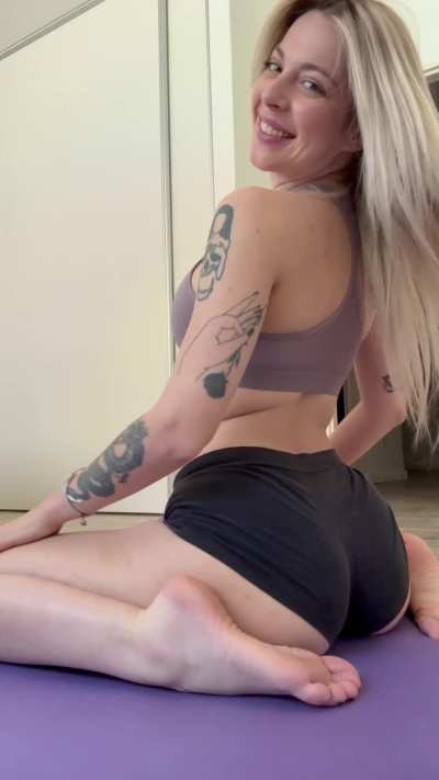 This is how a New Brunswick girl&rsquo;s ass says hi [F21]