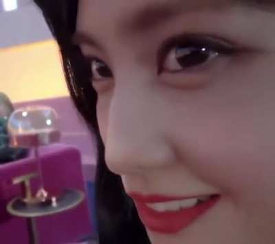 200529 - Momo smirk