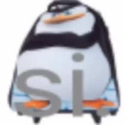 Pingüino con traje facha dice 
