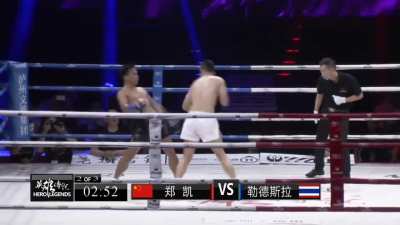 Lerdsila “The Eel On Roller skates” making his opponent look like an amateur with his crazy defense