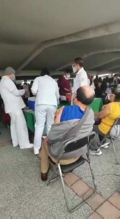 La 4t vacunando con jeringas vac&iacute;as y luego salieron con la maroma de que fue un montaje de la derecha, pobres pendejoa, ni porque su presidente los estafa con las vacunas son capaces de admitir la realidad.