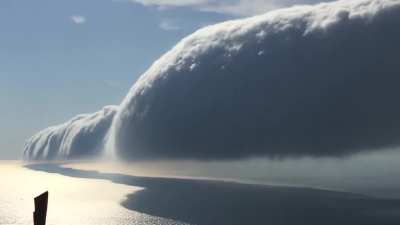 The dramatic formation and movement of an arcus cloud caught on video
