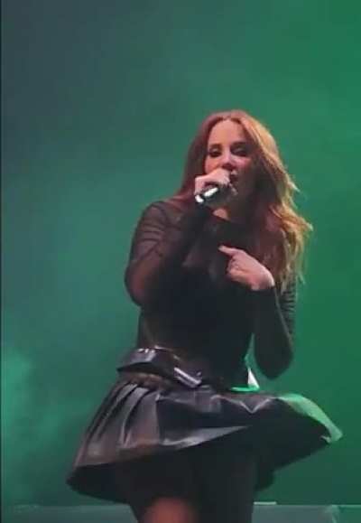Better video of Simone Simons&rsquo; &ldquo;Monroe Moment&rdquo;, plus a bouncy bonus for the eagle-eyed&hellip;