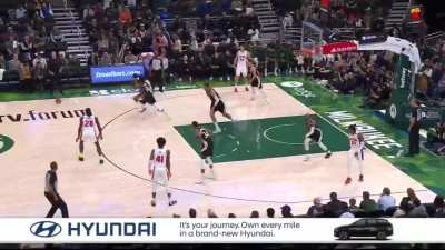 [Highlight] Jrue gets the steal on Cunningham and alley-oops it onto Giannis who has 8 PTS in just 3 minutes in the 3rd quarter