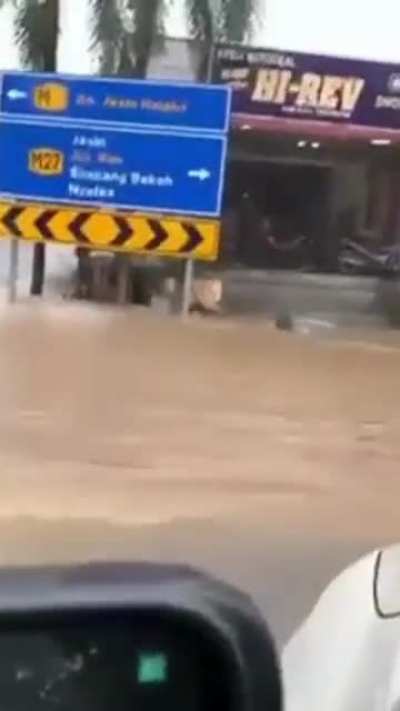 The flood situation in Jasin, currently following heavy rain since 3:00 pm yesterday. Areas throughout Malaysia are forecast to experience thunderstorms &amp;amp; heavy rain yesterday until 7pm.