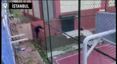 Okey masasinda yakalanip polisten ka&ccedil;an dayı. Yolun a&ccedil;ık olsun...