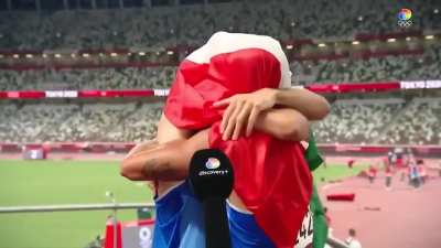 Just two Italian gold medalists hugging and kissing🥳