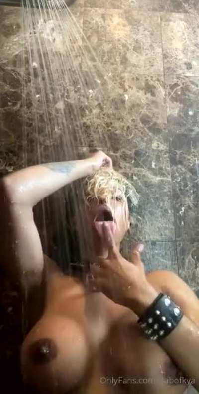 Horny in the shower 💦👅
