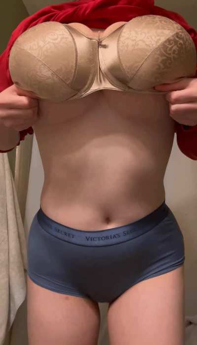 The best drop is after a long day in a bra&hellip; It feels like heaven. Can you tell?
