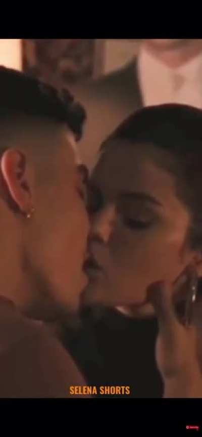 Selena&rsquo;s kissing scene brightened, zoomed in and slowed down in OMITB