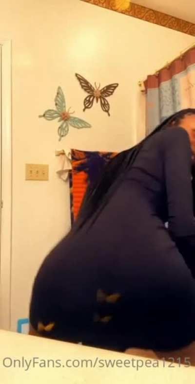 Ebony no panties upskirt twerk