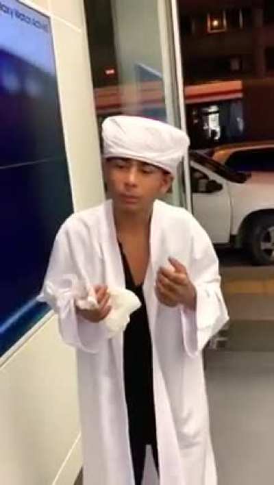 imam kıyafeti &ccedil;alan balici &ccedil;ocuk