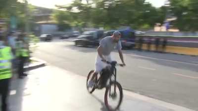 Piqu&eacute; arriving at Camp Nou by bicycle for his match against Espanyol