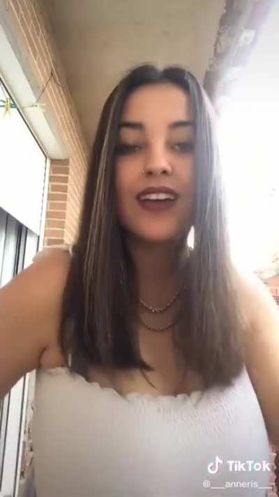 Se acuerdan de ella, en un post la mencionaron tiene tambi&eacute;n 17 o 16 a&ntilde;os pero aqu&iacute; por m&aacute;s que quieran no se ve como Amywinos y es video lo que nunca ha echo ella moviendo las grandes tetas o que piensan