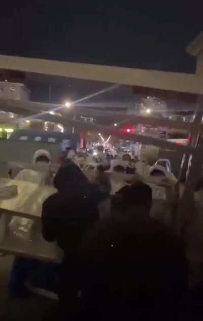 JUST IN: Protest against strict confinement continue tonight in China in Jinan in Lixia district 🚨