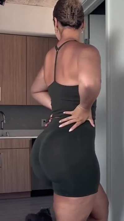 Ana with the booty shorts &eth;