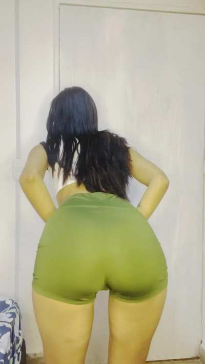 Green yoga pants = good head. I don&rsquo;t make the rules