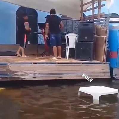 T&aacute; na chuva?