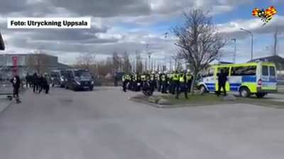 Danish dude triees to burn the Koran in Sweden