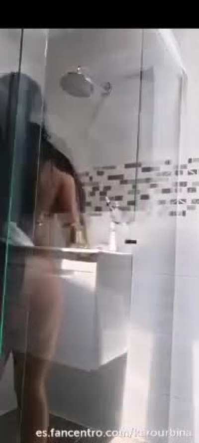Karo Urbina en la ducha