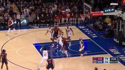 [Highlight] Julius Randle executes a rare ‘pick and stand’, where instead of rolling wide open to the rim or popping out, he stands there and does nothing