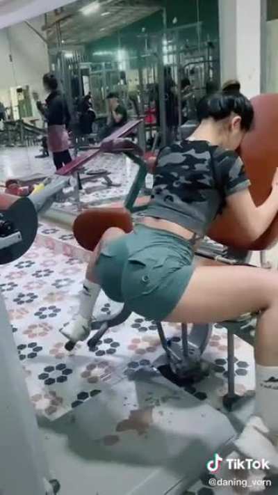 i wouldn&rsquo;t stop staring if i went to her gym 😍👀