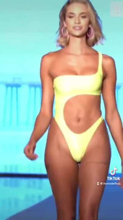 she&rsquo;s hot