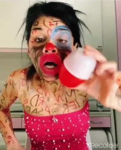 Italian cringe for y'all. She does that because she thinks being quirky makes her a strong and interesting person.