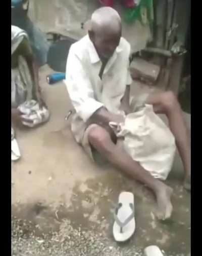Incredible devotion. Poor old man stopping Ram mandir fund collector and giving his hard-earned savings