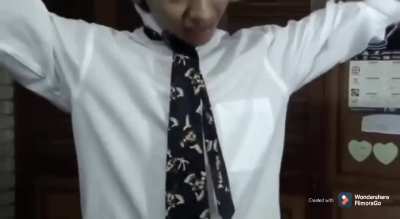 Fernanfloo ense&ntilde;ando como ponerse una corbata