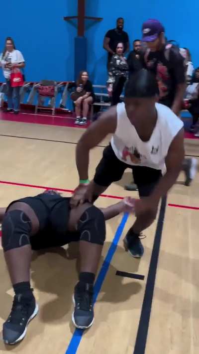 Isso foi de NBA para WWE muito r&aacute;pido 