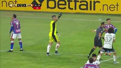 [Libertadores] Falc&oacute;n lucha libre-style tackle on Robson Fernandes