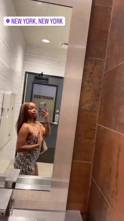 kne lifting her ass