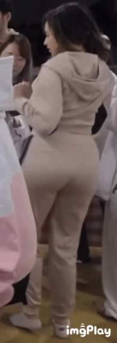 Shaking her big juicy ass 💦🍑🤤
